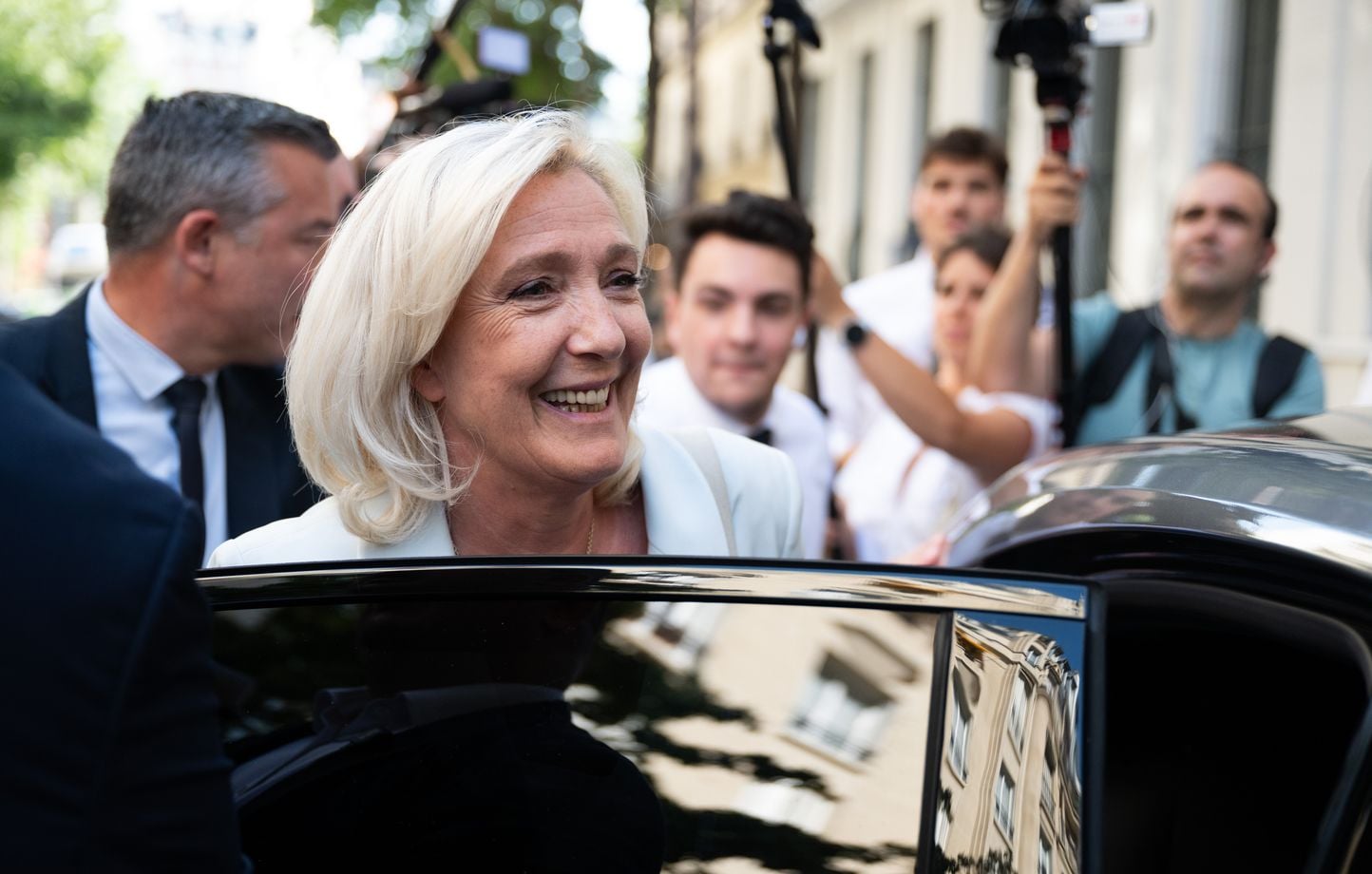Le Pen sigue a la cabeza, Mélenchon se acerca a la segunda vuelta, según una encuesta Le Pen sigue a la cabeza, Mélenchon se acerca a la segunda vuelta, según una encuesta